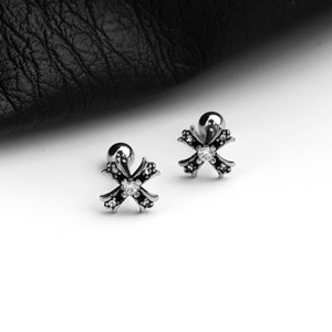Boucles d'oreilles clous géométriques en argent plaqué, design populaire, unisexe, en acier inoxydable, bijoux tendance, luxe léger et raffiné - Product Image 1
