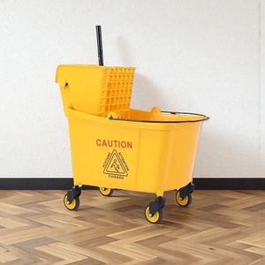 <span class=keywords><strong>Chariot</strong></span> <span class=keywords><strong>de</strong></span> nettoyage professionnel robuste pour l'hôtellerie, <span class=keywords><strong>avec</strong></span> essoreuse à serpillière et seau, pour le nettoyage des sols et le pressage des serviettes - Product Image 1