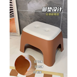 Tabouret moderne en plastique avec siège rembourré, meuble de maison durable pour salon, design minimaliste, taille standard - Product Image 1