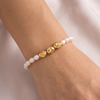 Ensemble de bracelets en perles d'eau douce de haute qualité avec perles en or martelé et chaîne mixte, bracelet de poignet en perles de riz pour femme, idéal pour les soirées
