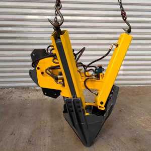 Excavatrice avec boule de terre <span class=keywords><strong>pour</strong></span> soulever une machine à arbres. <span class=keywords><strong>Pelle</strong></span> à quatre lames avec joint hydraulique. La boule de terre est compactée. - Product Image 3