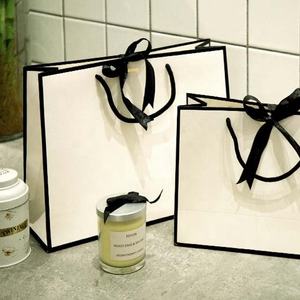 Sacs cadeaux en papier carton blanc imprimés sur mesure, écologiques, pour boutiques de vêtements et de bijoux - Product Image 1