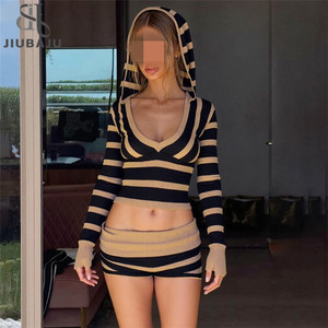 Completo a Due Pezzi in Maglia a Righe per Donna: Giacca Corta con Cappuccio a Maniche Lunghe e Scollo a V + Pantaloncini Aderenti con Vita Elastica, Stile Semplice da Strada - Product Image 1