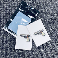 Épinglette nickelée noire personnalisée Processus d'impression UV Épingle à chapeau en forme de pistolet Épingle en métal émaillé Artisanat en métal