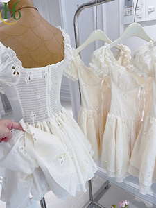 Robe mini évasée blanche à manches bouffantes et œillets, col cœur avec nœud sur le devant, taille naturelle - Product Image 3