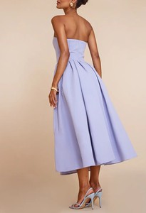 Robe midi sans bretelles en bleu clair avec ourlet asymétrique et jupe plissée, design élégant et ajusté pour les soirées - Product Image 2
