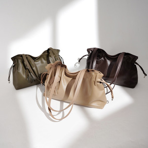 Sac fourre-tout pour femme couleur thé au lait, boucle magnétique, style minimaliste carré horizontal, tenues de tous les jours, automne hiver 2025 - Product Image 2