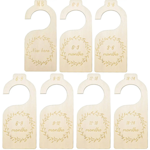 Pendentif de Noël luxueux et brillant pour arbre de Noël, idéal pour la décoration intérieure et extérieure, avec motif de cabane en bois en relief et accents de lanternes vintage - Product Image 4