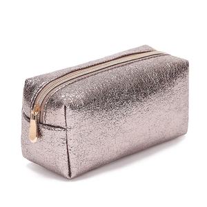 Bolsa de cosméticos de PU metálica martillada Bolsa de maquillaje con logotipo en relieve de 8 pulgadas de cuero PU - Product Image 3