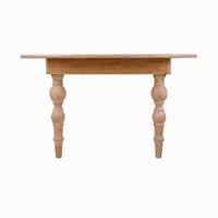 Table ronde en pin massif de style farmhouse, avec pieds tournés artisanalement et design démontable, idéale pour les événements de mariage et la location