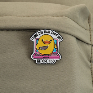 เข็มกลัดรูปเป็ดเหลืองถือมีดเคลือบเอนาเมล ตลกขบขันสำหรับออฟฟิศ หวังว่านี้อีเมลจะหาคุณได้ ขายส่งเข็มกลัดติดเสื้อ - Product Image 3