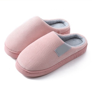 2023 personalizzato più venduto inverno confortevole <span class=keywords><strong>casa</strong></span> cotone suola morbida Indoor il regno unito donne e uomini pantofole da interno - Product Image 3
