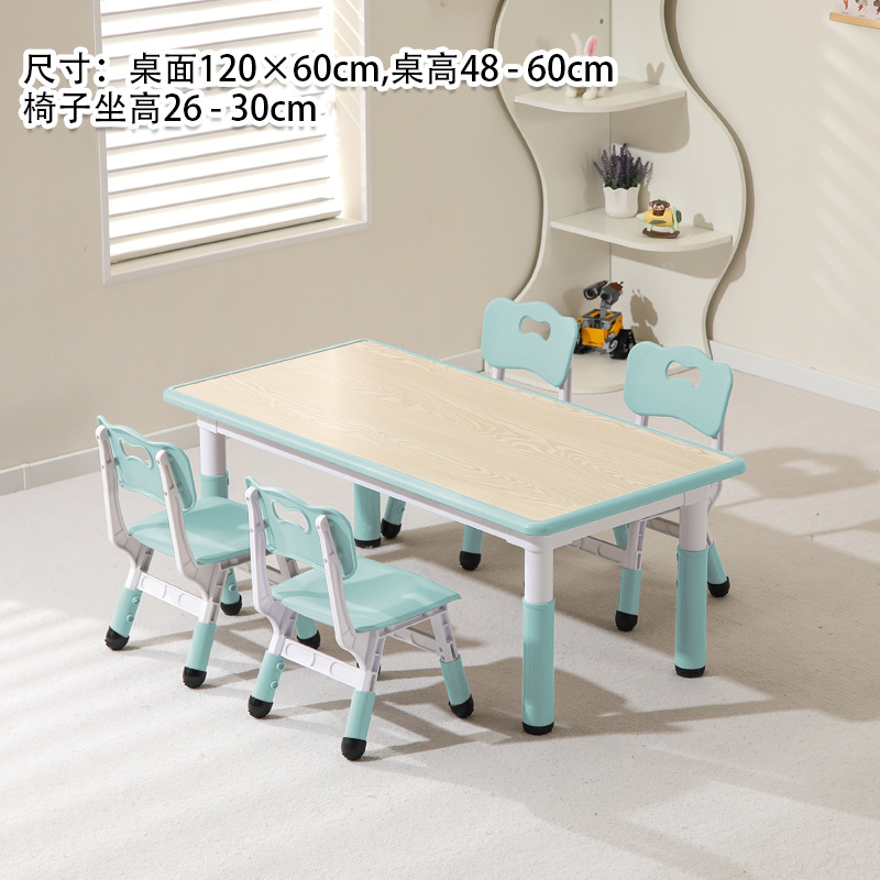 Una mesa y cuatro sillas en color azul ballena con vetas de madera.