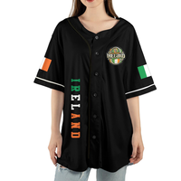Baseball-Trikot mit irischer Tricolor-Akzentuation und keltischem Emblem-Grafikdesign, OEM POD, individueller Teamname und -nummer, Herren-Oberteil