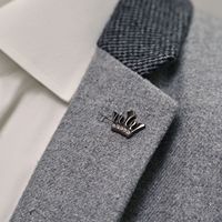 Épingle à revers magnétique noire rigide en forme de couronne pour accessoires de costume, vente en gros d'usine