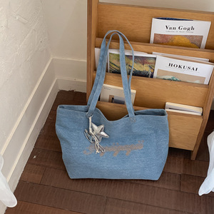 Sac fourre-tout en jean <span class=keywords><strong>bleu</strong></span> clair délavé, broderie vintage lettres dorées, style décontracté chic pour cours et trajets quotidiens - Product Image 6