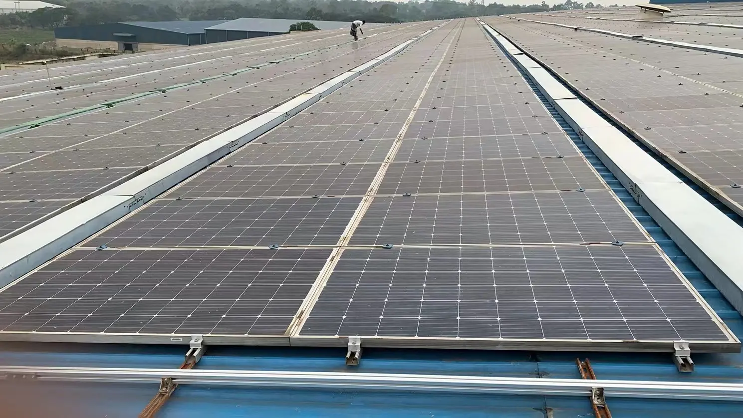 Sistema solar híbrido con generadores diésel para techo comercial Uso del techo de la planta de techo del almacén