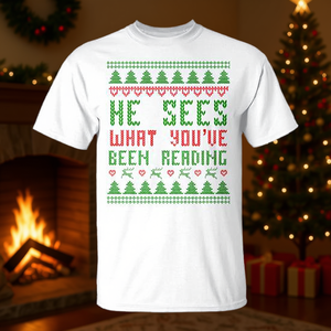 Él ve lo que has estado leyendo, camiseta Tri Blend con diseño de libro navideño - Product Image 3