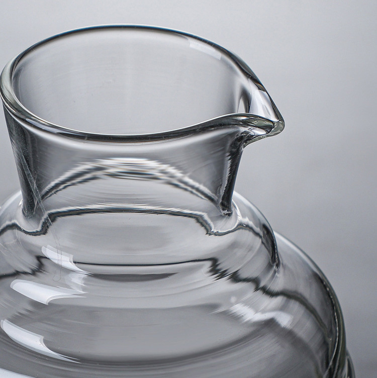 我们公司主要从事耐热玻璃器皿的设计,开发和生产高硼硅酸盐玻璃器皿