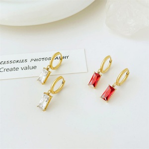 Boucles d'oreilles créoles plaquées or 18 carats avec pendentif zircon délicat, style mode - Product Image 5