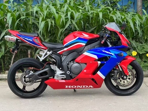 Motocyclettes haute performance alimentées par un moteur 4 cylindres en ligne de 1000 cm³ pour la conduite en ville et sur autoroute Honda1 CBR1000rr - Product Image 1
