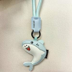 Nouveau design original, pendentif de sac ou porte-clés tendance pour voiture, motif requin de dessin animé mignon - Product Image 1
