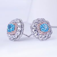 Boucles d'oreilles clous tendance en argent sterling 925 plaqué or blanc 18 carats, serties de diamants roses et bleus taille radiant, idéales pour les fiançailles et les vacances