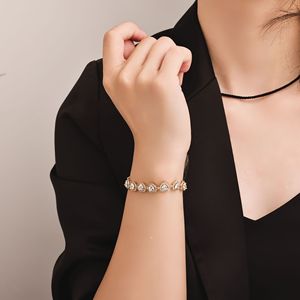 สร้อยข้อมือรูปหัวใจประดับเพชรซิร์คอนสำหรับผู้หญิง ตัวเรือนทองแดง ดีไซน์หรูหราสำหรับงานปาร์ตี้ สไตล์ใหม่ปี 2025 ขายส่ง - Product Image 4