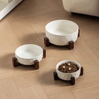 Bol en céramique NicePets avec motif de patte de chat en relief et support en bois d'acacia |   Design antidérapant avec empreintes de pattes 3D |   Bol de protection pour le cou surélevé
