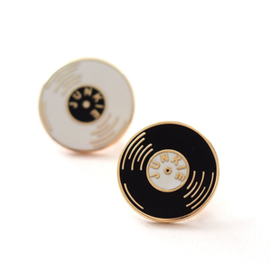 American Vintage Phonograph <span class=keywords><strong>Gramophone</strong></span> Noir et Blanc <span class=keywords><strong>Disque</strong></span> Record Pin Bespoke Custom Designs Iron Gold Plating Hard Enamel Pin - Product Image 1
