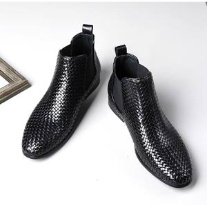 Botas Martin de Piel de Vacuno con Suela Gruesa, Cremallera Lateral de Cuero Genuino, Estilo Inglés con Patrones Tallados a Mano - Product Image 5