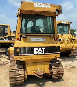 รถดันดินตีนตะขาบ Caterpillar D4G XL สีเหลือง อุปกรณ์ก่อสร้างพร้อมเครื่องยนต์และใบมีด สำหรับงานเคลียร์พื้นที่และงานขุดดิน - Product Image 4