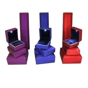 Boîte à bijoux élégante de luxe moderne avec logo personnalisé, boîte à bagues rectangulaire avec éclairage LED, personnalisée pour bagues, colliers, bracelets - Product Image 1
