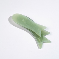 Planche de massage Gua Sha en jade Xiuyu en forme de poisson pour le visage et le corps entier – Idéale pour les salons de beauté