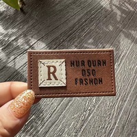 Personnalisation professionnelle PU sac à dos en cuir jean étiquette en relief jean Triangle en cuir logo étiquette étiquette pour vêtement chapeaux