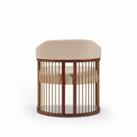 Fauteuil en tissu premium à un siège avec cadre métallique vertical en laiton pour salon Décoration moderne de luxe