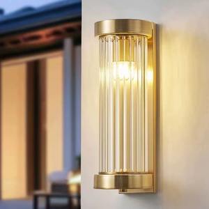 Appliques murales à LED pour chambre à coucher Corps noir doré avec appliques à longue bande en acier inoxydable et verre cristal Source de lumière LED directe - Product Image 1