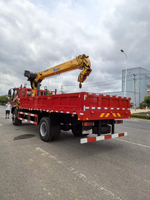 Grue montée sur camion tout-terrain Dongfeng 4x4, 8 tonnes, grue à flèche droite à 5 sections XC-M-G, 240 CV, grue mobile à transmission intégrale