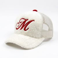 Gorra Trucker Personalizada de 5 Paneles con Visera Curva, Forro de Felpa Crema, Logotipo Bordado, Parte Trasera de Malla y Botón Rojo Vintage