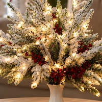 Branches artificielles de pin de Norfolk avec baies rouges, floquées de neige, guirlande LED, arrangement floral pour la décoration de Noël à la maison