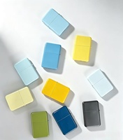 Briquet à kérosène en laiton personnalisé avec logo OEM, dessus plat, coupe-vent, briquet à huile pour cigarettes, couleur Pantone personnalisée, boîte cadeau disponible en stock