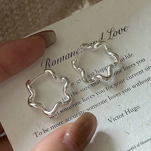 أقراط فضية عيار 925 على شكل زهرة صغيرة بتصميم بسيط وأنيق على الطراز الكوري، هدية مجوهرات للنساء في أعياد الميلاد - Product Image 2