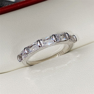 Anello scintillante intarsiato per donna, elegante gioiello alla moda per tutti i giorni - Product Image 4
