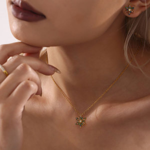 Collar de Zirconia con Forma de Copo de Nieve, Chapado en Oro PVD de 14k/18k, Base de Acero Inoxidable 316L, Resistente al Agua y al Deslustre, para Mujer - Product Image 3