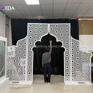 ฉากหลังงานแต่งงานแบบโค้งโลหะสีขาวสั่งทำพิเศษ ตกแต่งด้วยการแกะสลักแบบโปร่งทันสมัยสำหรับงานอีเว้นท์ - Product Image 3