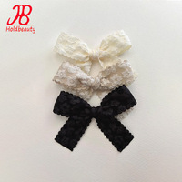 Nœud de bébé en dentelle florale: bandeau ou clip en nylon