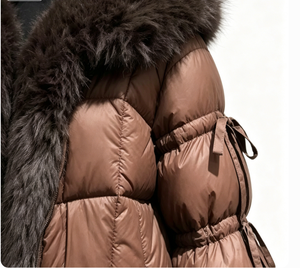 Giacca Corta Casual da Donna <span class=keywords><strong>Marrone</strong></span> Imbottita con Chiusura a Cerniera, Colletto in Pelliccia Sintetica, Dettaglio Logo e Design Accattivante |   Calore Invernale - Product Image 3