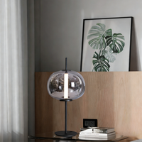 Lampu Meja Besi Kaca Hitam Mutiara Modern dengan Diffuser Bergaris, LED Dimmable, Cahaya Ambient Elegan untuk Kamar Tidur dan Nakas