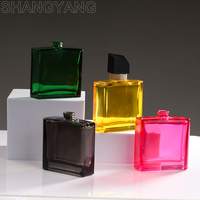 Vente en gros de flacons de parfum modernes et luxueux de 50 ml, carrés plats, couleur originale personnalisée, verre avec bouchon noir et vaporisateur à pompe