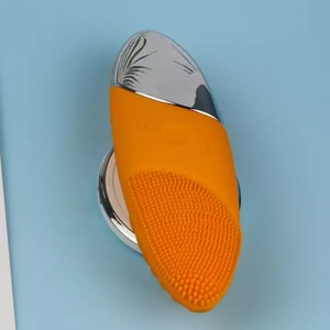 Brosse nettoyante faciale en silicone à charge sans fil, brosse de nettoyage imperméable pour les soins de la peau - Product Image 3